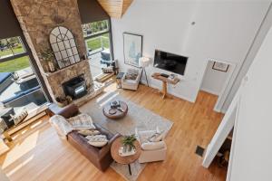 Televisyen dan/atau pusat hiburan di Luxury Riverfront Retreat Hot Tub, Game Room, Gym