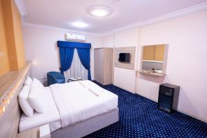a hotel room with a bed and a tv at فندق درةطيبة المسجد القطري in Mecca