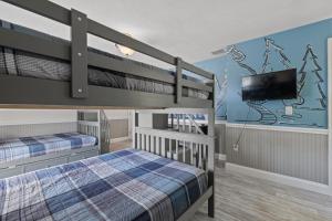 Katil atau katil-katil dalam bilik di Luxury Riverfront Retreat Hot Tub, Game Room, Gym
