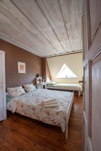 Un dormitorio con una cama grande y una ventana. en Ubytovanie na Šuňave, en Vyšnie Šuňava 10 fotos más
