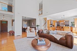 Ruang duduk di Luxury Riverfront Retreat Hot Tub, Game Room, Gym