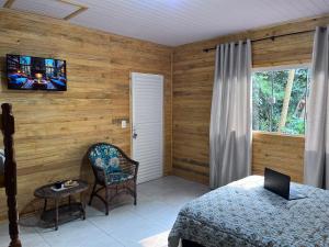 Uma TV ou centro de entretenimento em IguassuEcoHostel - Eco Suítes - Hostel mais próximo das Cataratas
