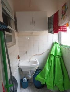 a small bathroom with a toilet and a sink at Apartamento in Solemar