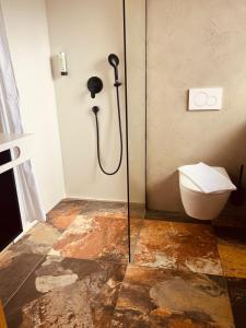 Um banheiro em Hotel Simader