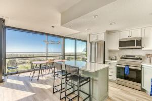 Kuchyň nebo kuchyňský kout v ubytování Sand and Sea Condos + 37 fotografií