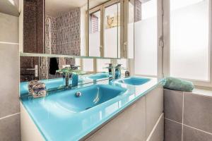 a bathroom with two blue sinks and a mirror at Maison d'artiste de village in Rozier-Côtes-dʼAurec +26 photos