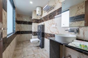 Koupelna v ubytování Hotel Royal Inn igi