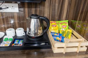 Příslušenství pro přípravu čaje a kávy v ubytování Hotel Royal Inn igi