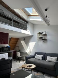 Posezení v ubytování Charmant Duplex en Centre-ville Proche du Puy-du-fouu