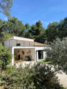 Το κτήριο όπου στεγάζεται  η βίλα
