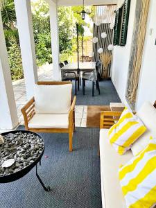 una veranda schermata con divano e tavolo di Casa da Lagoa a Sesimbra Altre 38 foto