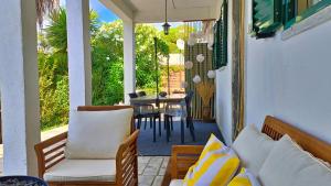 un patio con tavolo e sedie su un portico di Casa da Lagoa a Sesimbra