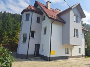 biały dom z czerwonym dachem w obiekcie Apartament Koninki w mieście Koninki