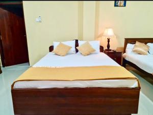 une chambre avec un lit avec deux oreillers dessus dans l'établissement The Nest Residence, à Galle