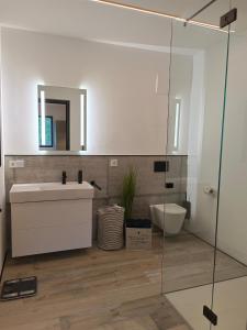 a bathroom with a sink and a mirror at Wohlfühl-Ferienwohnung "Igelnest" in Vorderelsenwang +46 photos