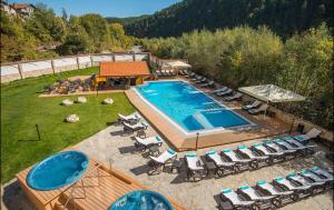 Bazén v ubytování Lorena Holiday Spa Свети Спас nebo v jeho okolí