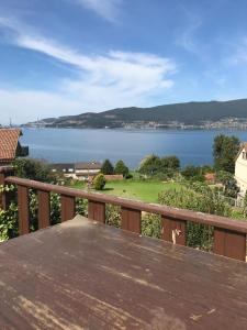 vista sull'acqua dal ponte di una casa di Casa Ana a Redondela
