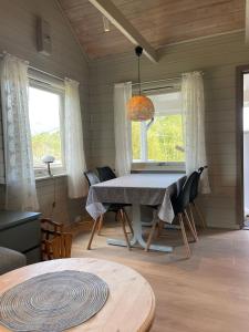 ภาพในคลังภาพของ Hytte ved sjøen med båtutleige ในKvalsvik