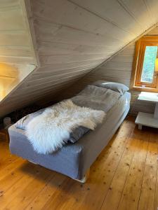 เตียงในห้องที่ Hytte ved sjøen med båtutleige
