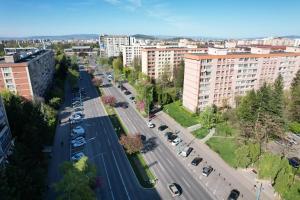 Una vista aérea de una calle de la ciudad con edificios. en Brasov Studio, en Brasov