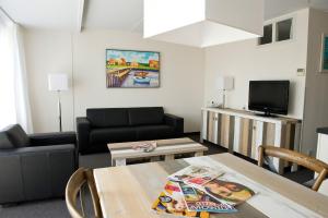 TV a/nebo společenská místnost v ubytování WestCord Strandhotel Seeduyn