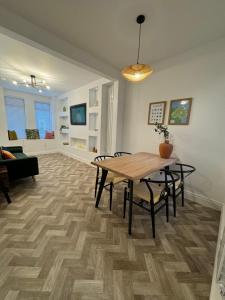 Телевизор и/или развлекательный центр в Belfast Stylish Stays