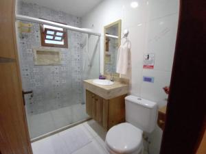 a bathroom with a toilet and a sink and a shower at Hospedagem Maria de Liu in Palmeiras +14 photos