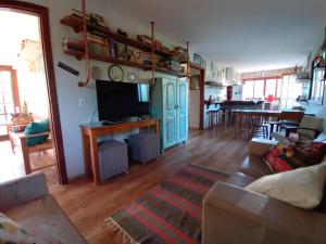 a living room with a flat screen tv and a living room at Hospedagem Maria de Liu in Palmeiras