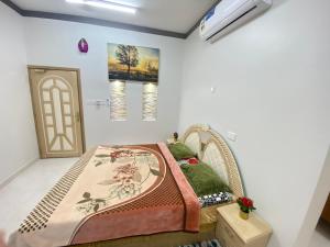 Postel nebo postele na pokoji v ubytování إستراحة بيت الإكليل Rosemary home