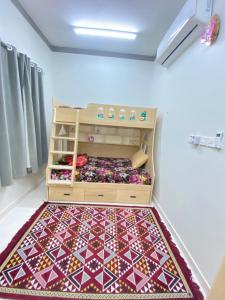 Postel nebo postele na pokoji v ubytování إستراحة بيت الإكليل Rosemary home