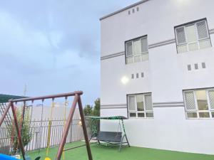 Herní místnost nebo prostor pro děti v ubytování إستراحة بيت الإكليل Rosemary home