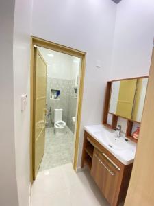 Koupelna v ubytování إستراحة بيت الإكليل Rosemary home