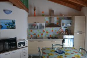 Kuchyň nebo kuchyňský kout v ubytování Casa del Tramonto Pistis