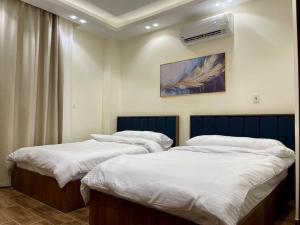 Postel nebo postele na pokoji v ubytování 3BR luxury apt near AUC newCairo + 23 fotografií