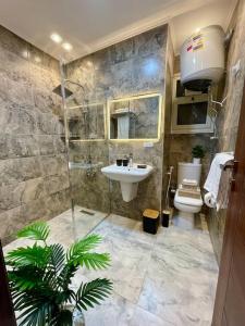 Koupelna v ubytování 3BR luxury apt near AUC newCairo
