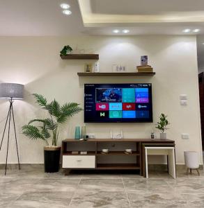 TV a/nebo společenská místnost v ubytování 3BR luxury apt near AUC newCairo