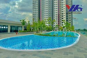 a large blue swimming pool in front of a building at Arena Residence Sepang KLIA With Netflix by Westay Hospitality in Kampong Melot