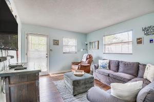 Posezení v ubytování Cape Canaveral Cottage with Hot Tub Walk to Beach