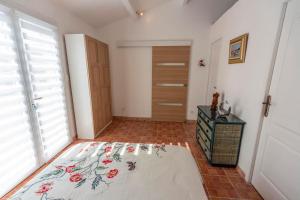 a room with a bedroom with a bed and a door at Joli Studio 36m2 tout confort in Châteauneuf-de-Gadagne
