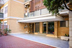 an empty courtyard of a building with a balcony at Baleniere 92 Suite in Rome