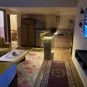 - un salon avec un réfrigérateur et une table dans l'établissement Studio near airport, au Caire