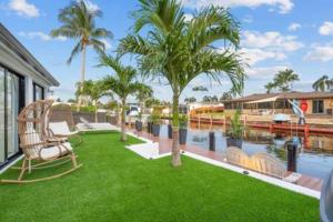 デイニア・ビーチにあるTropical WaterFront Oasisの椰子の木が立ち並ぶ庭