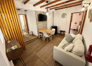 a living room with a couch and a table at Casa Manuel II Sabugueiro in Sabugueiro
