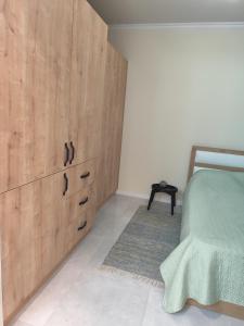une chambre avec une commode en bois et un lit dans l'établissement By the sea16, à Batoumi