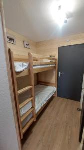 Ένα ή περισσότερα κρεβάτια σε δωμάτιο στο Studio cosy au pied des remontées,wifi,smart TV,parking