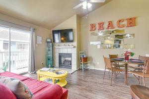 TV a/nebo společenská místnost v ubytování Bay View, Pool Access Romantic Galveston Retreat!