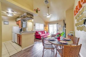 Kuchyň nebo kuchyňský kout v ubytování Bay View, Pool Access Romantic Galveston Retreat!