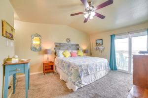 Postel nebo postele na pokoji v ubytování Bay View, Pool Access Romantic Galveston Retreat! + 24 fotografií