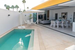 una casa con piscina y patio en Bungalow SIENA Center Playa del Inglés, en Maspalomas