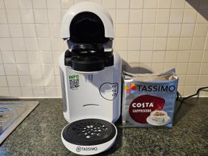 una cafetera en un mostrador junto a una caja de café en 2 bedroom spacious flat, en Gloucester 9 fotos más